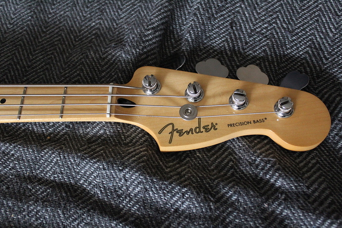 jazzbass-en-noyer-3147603