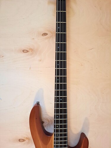 06 bass neck front