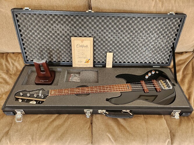 Valiant Mini Bass in black