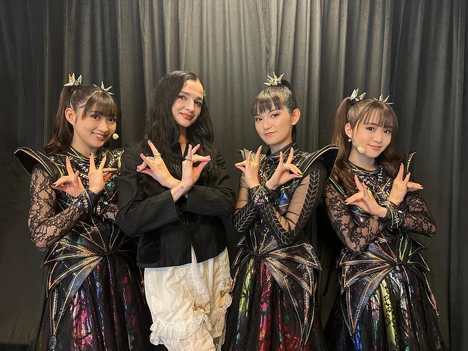 babymetal-with-poppy-v0-m52j5btoz5wd1