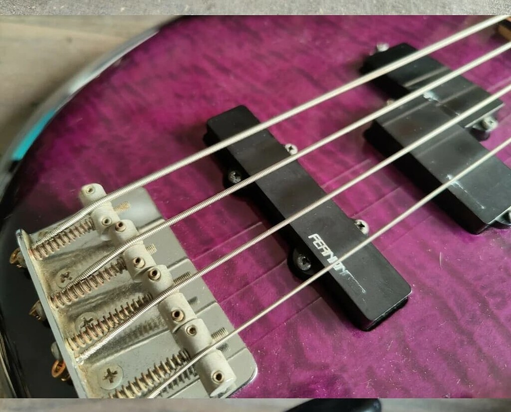 Right hand plucking hit the pickup Technique BassBuzz Forum