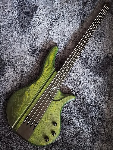 Gooseman basses Hidden tuners and pick-ups